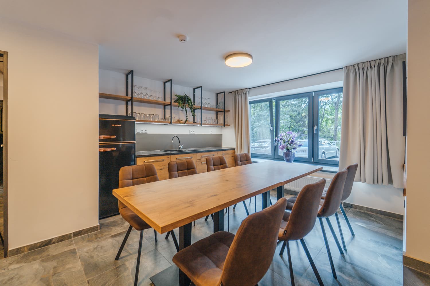 Die Lounge des Chalets mit Esstisch